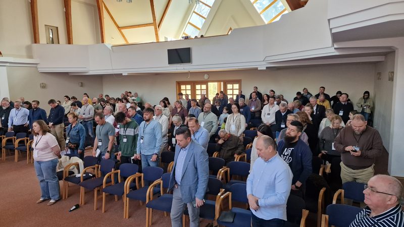 Участники 16-го Саммита во время богослужения